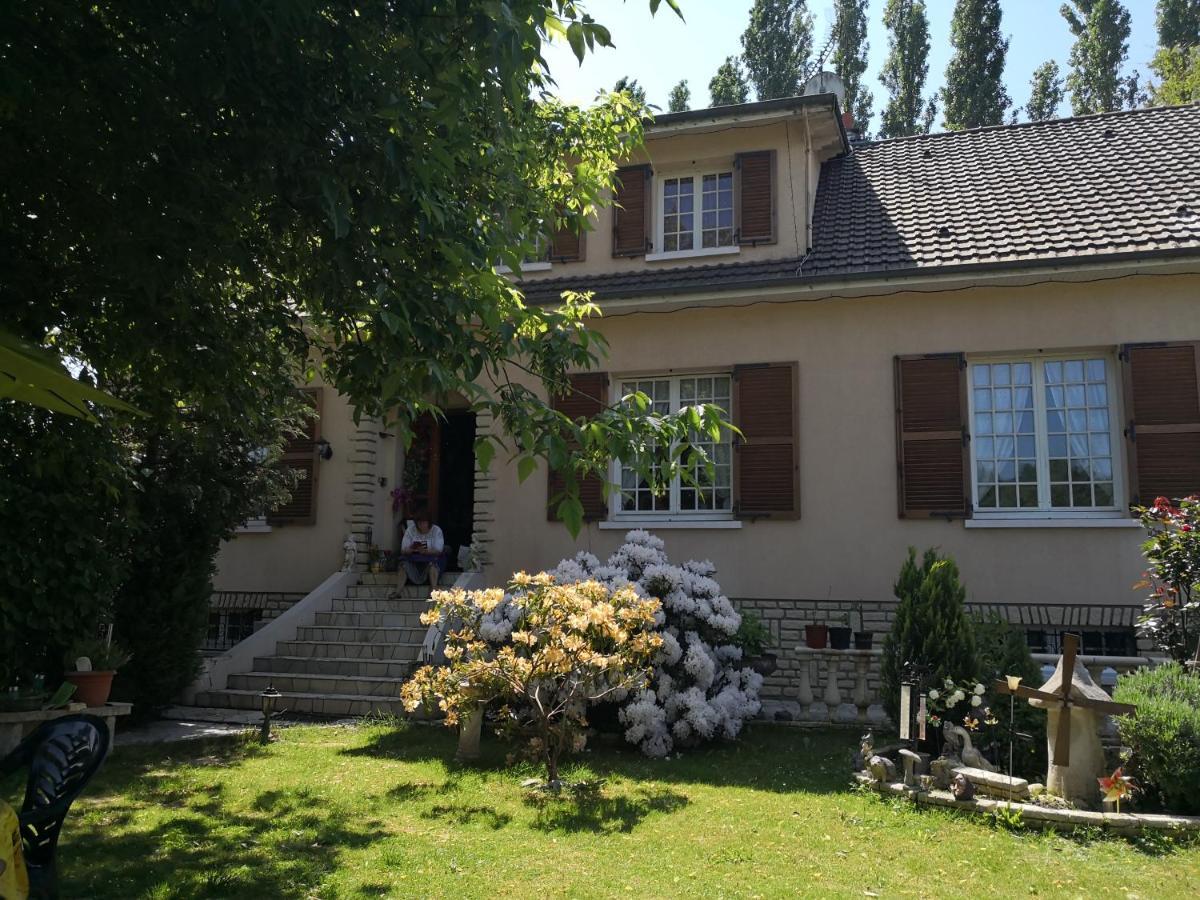 Au Jardin Fleuri Bed & Breakfast Secondigny Exterior photo