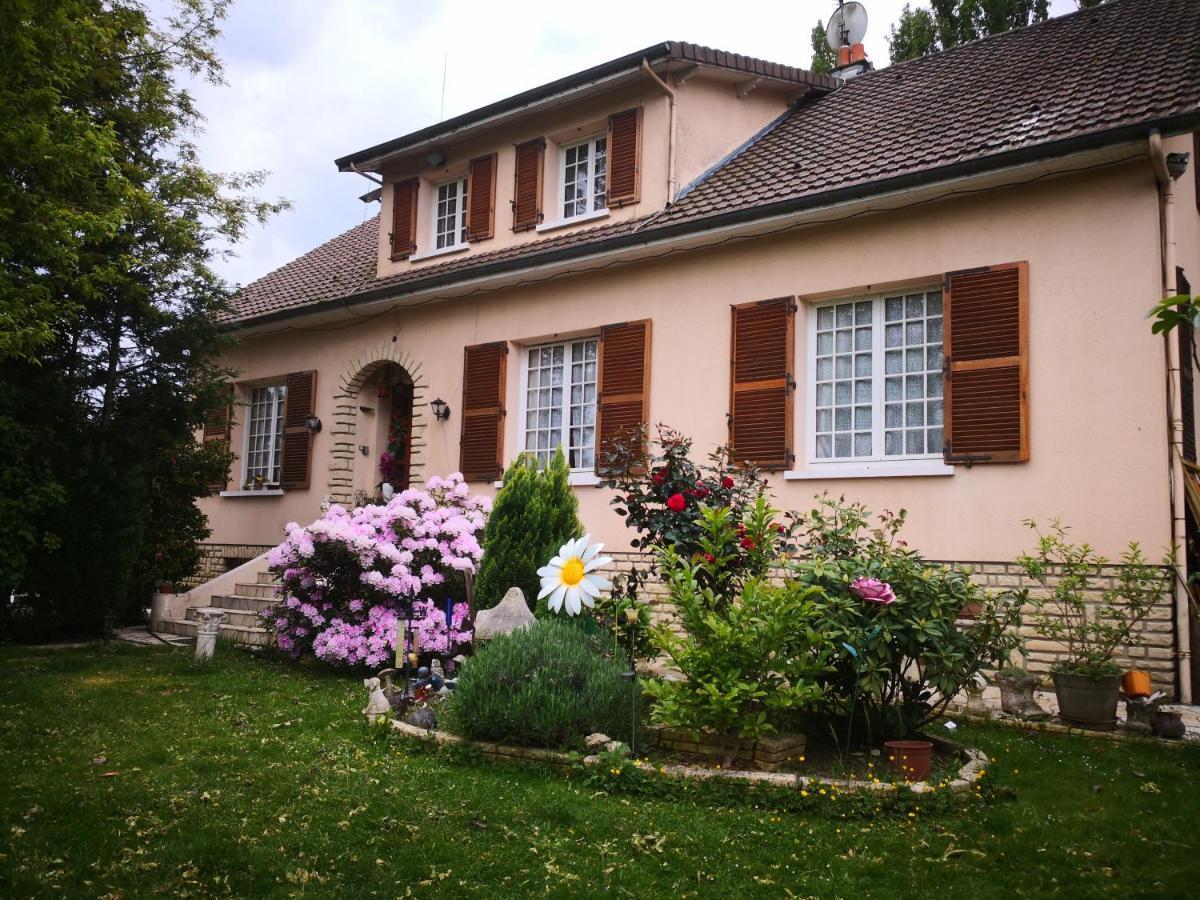 Au Jardin Fleuri Bed & Breakfast Secondigny Exterior photo